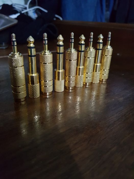 Продам переходник для микрофона металлический 45000 пластмас 30.000