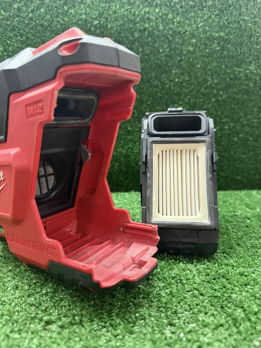 Прахоуловител Milwaukee M12 DE с 1 батерия и зарядно
