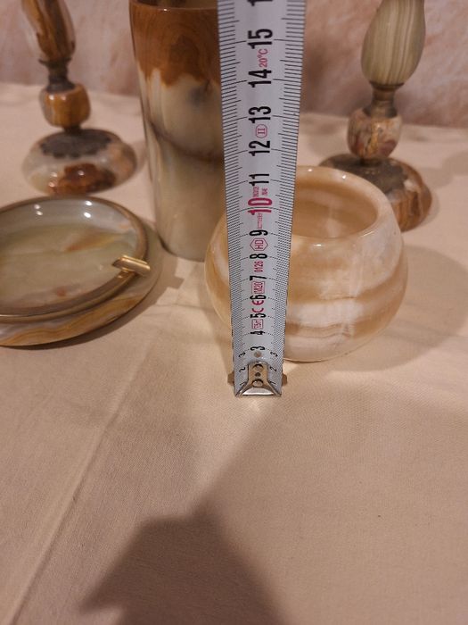 Свещници  вази и пепелник оникс