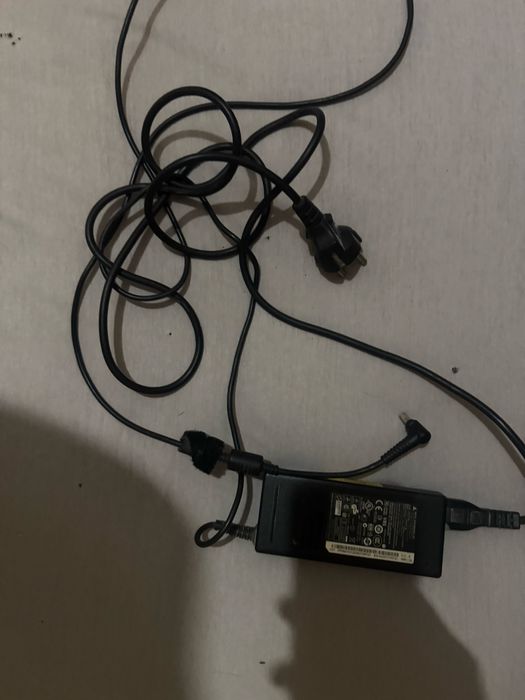 продам на запчасти ноутбук