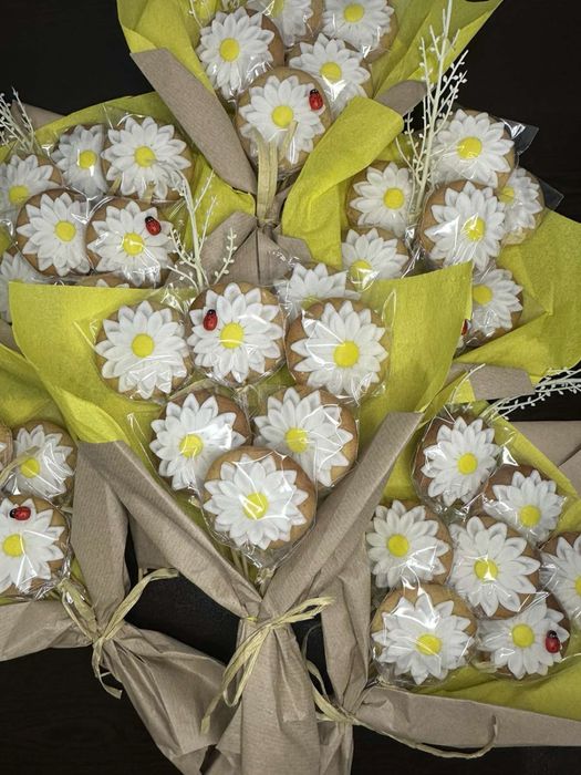 Ръчно декорирани медени бисквитки с фондан - погача, моминско парти