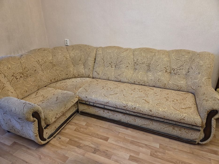 Продам угловой диван и кресло