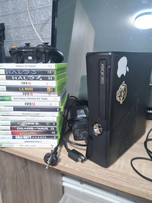 Vând xbox360 modat cu un controler,preț negociabil