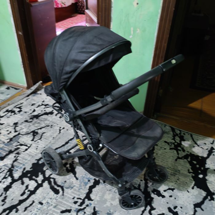 Kolyaska ixcham yig'iladigan yengil