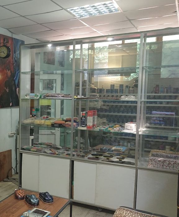 Торговое оборудование. Витрина- перегородка.