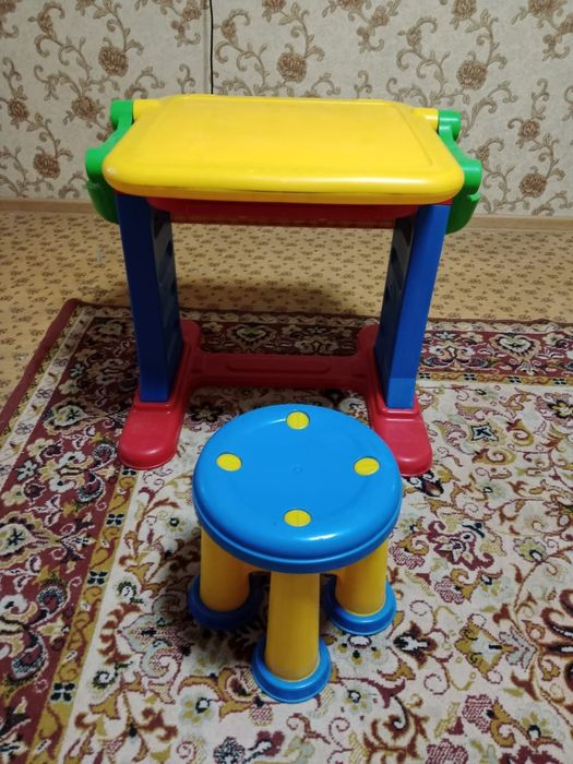 Продам детский столик и машину