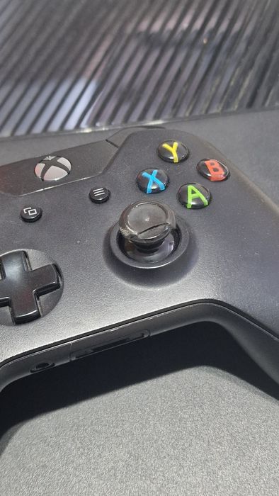 Xbox One prima generatie + 3 jocuri incluse – functionala