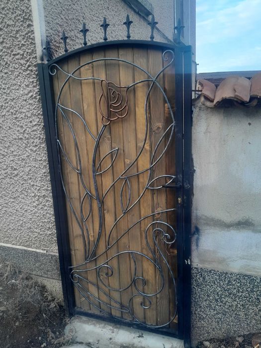 Парапети за стълбища и тераси,врати,портали,огради,  от ковано желязо