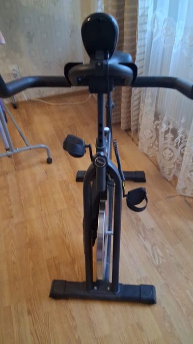 Vând bicicletă fitness impecabilă.