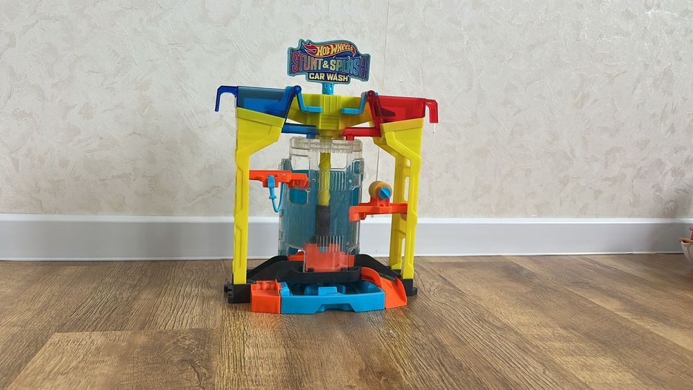 Продам Hot wheels треки+автовоз+дорожки
