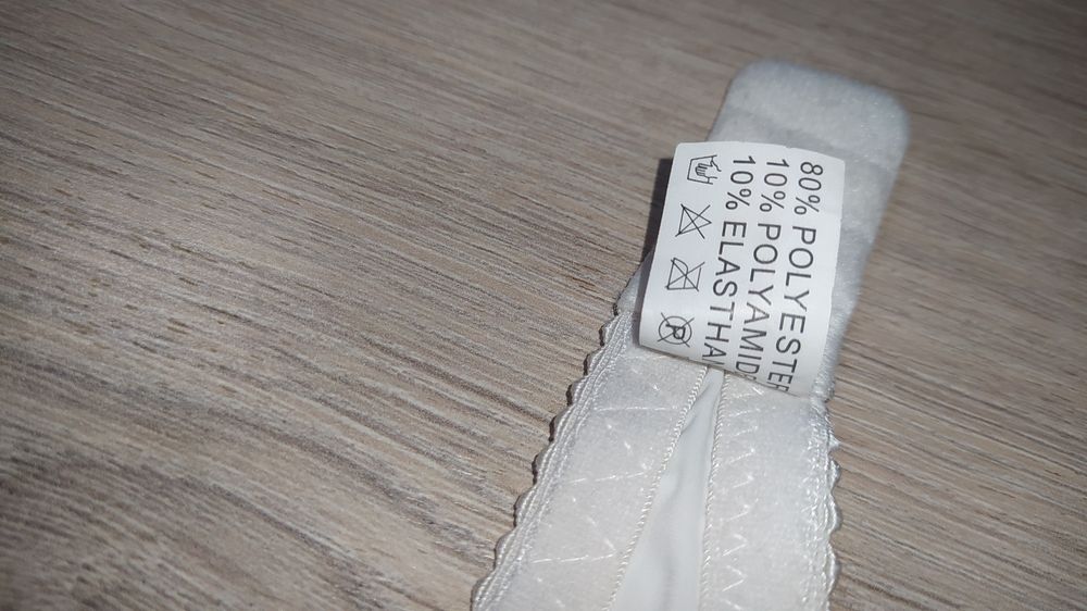 Бюстгальтер на девушку.