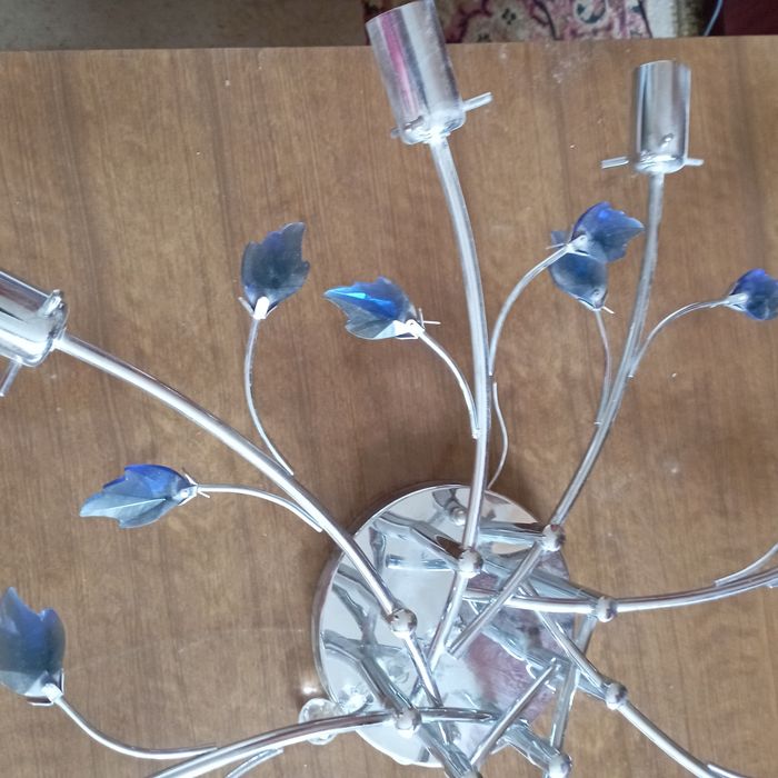 Продам 2 люстры и светильник