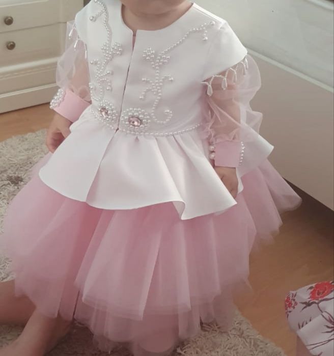 продам платья на1 год и 4 года