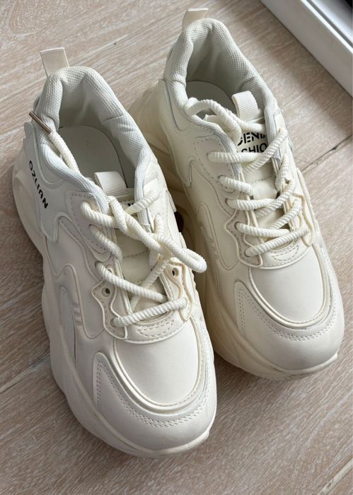 Белые Кроссовки.