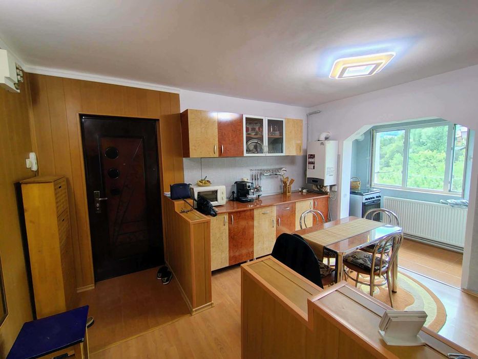 Apartament 2 camera INDEPENDENȚĂ TOTALĂ! Centrală proprie + apă rece trasă separat – Apartament renovat, acoperiș nou 2024, lângă Muntele Prang