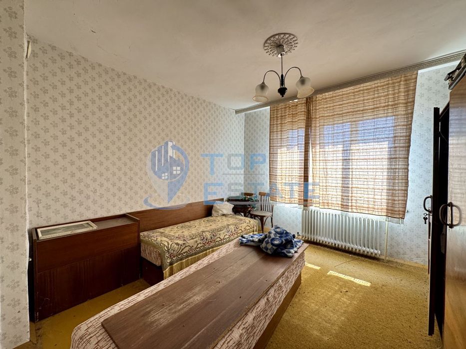 Масивна тухлена къща с кладенец и голям двор в село Ново Градище, обл