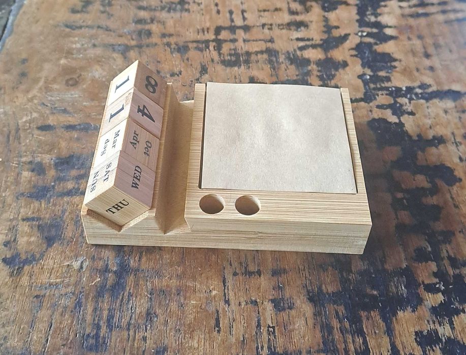 календар вечен с поставка за телефон 2 химикалки хартиено кубче бамбук