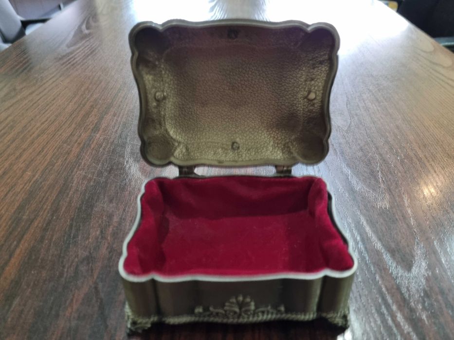 СТРАХОТЕН ПОДАРЪК Нова метална винтидж Бижутера