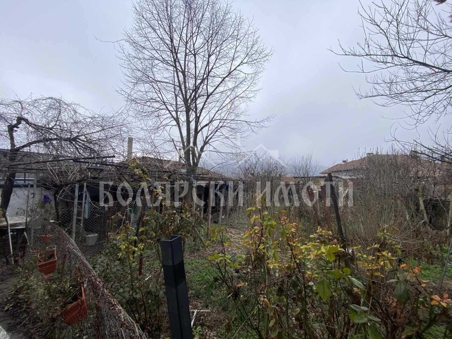 Масивна къща с гараж в с. Самоводене