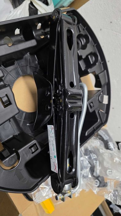 Комплект крик с аксесоари за резервна гума Peugeout,Opel,Citroen