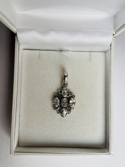 Pandantiv din argint cu pietre