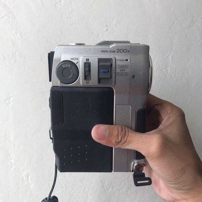 Видеокамера JVC DVM80