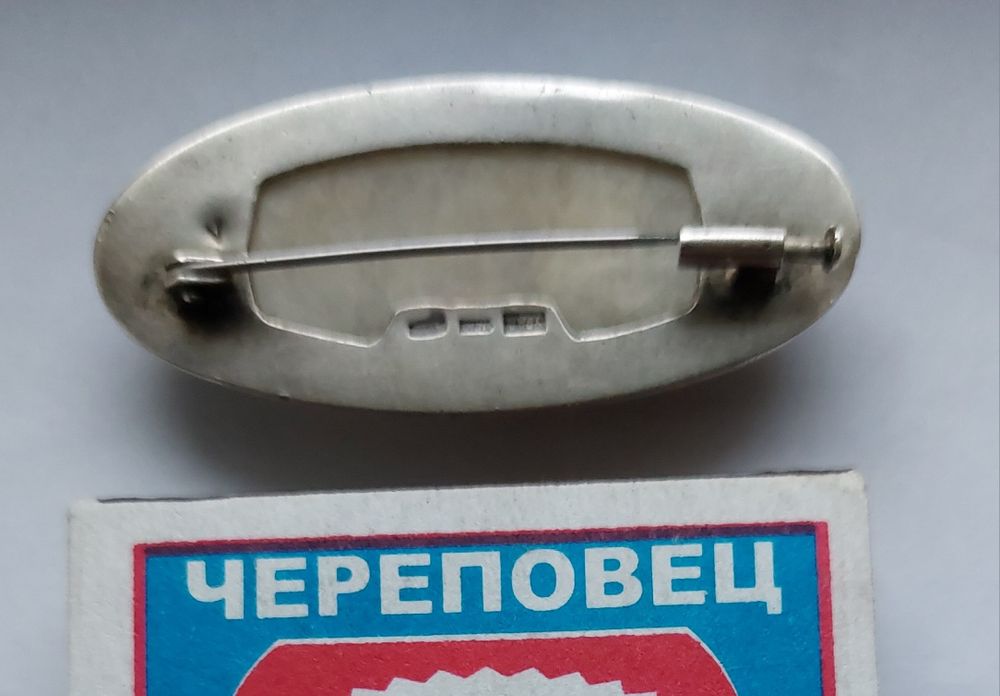 Брошка серебро 875 проба. Брошь с камнем