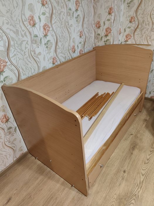 Детска кошара с люлеещ механизъм
