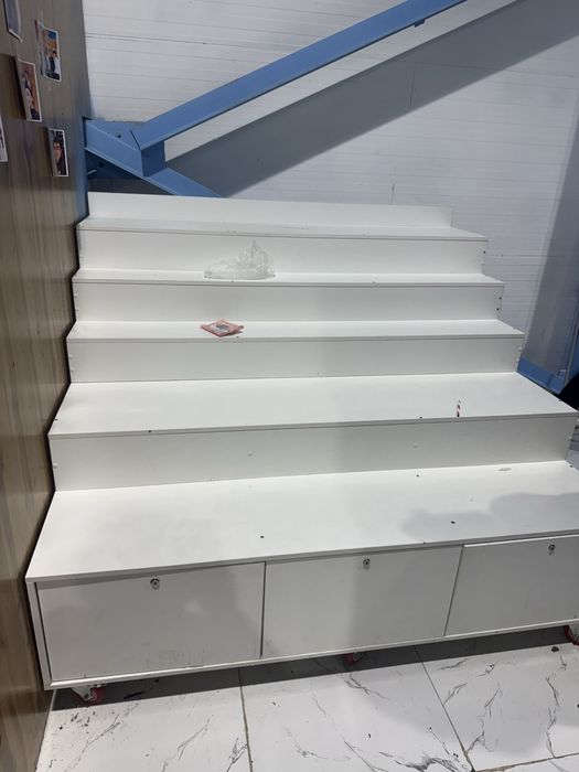 Витрина на колесиках