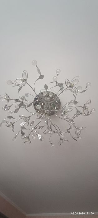 Красивая люстра для зала