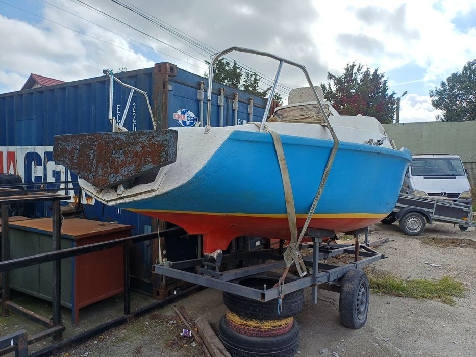 Vând barca cabinata cu peridoc neinmatriculat