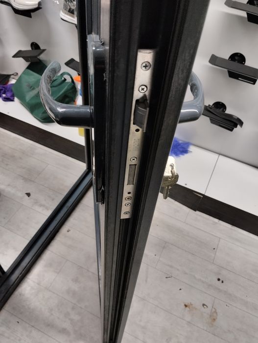 Пластик перегородка с дверью