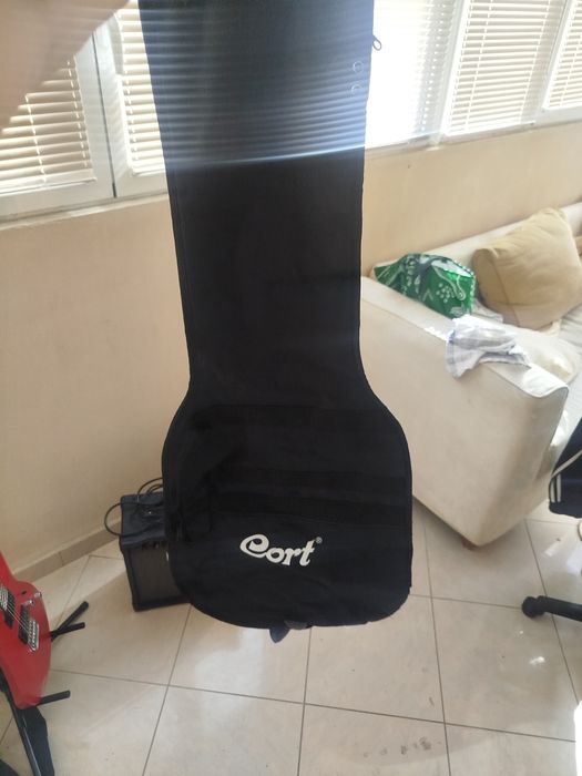 Китара Cort и усилвател