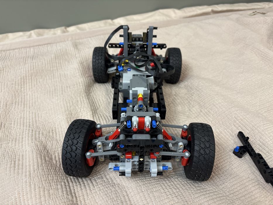 Lego машинка модель Audi RS Q e-tron с торгом