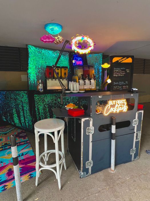 Коктейлни и кетъринг маси под наем