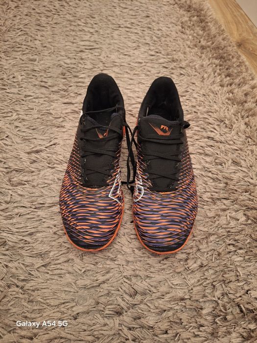 De vânzare ghete fotbal pentru teren sintetic,sunt pentru copii sintet