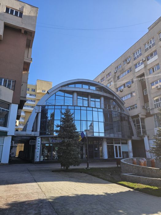 Închiriere - Spațiu comercial  cu parcare - Pietonal 