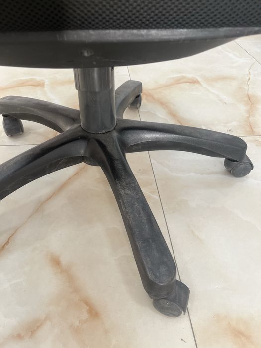 Офисное кресло в отличном состояние