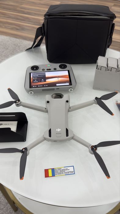 Vând dronă DJI Mini 3 Pro Fly More Combo impecabilă