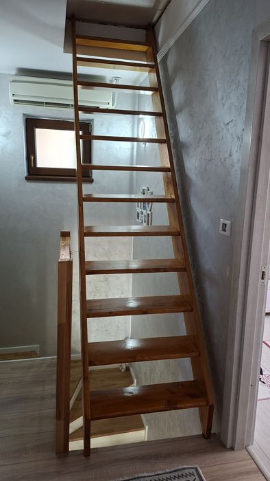 Scara din lemn de brad