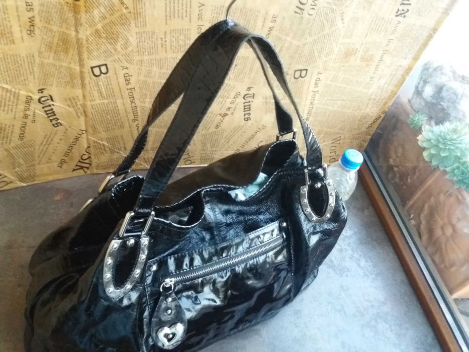 дамска черна чанта,лачена,голяма-естествена кожа