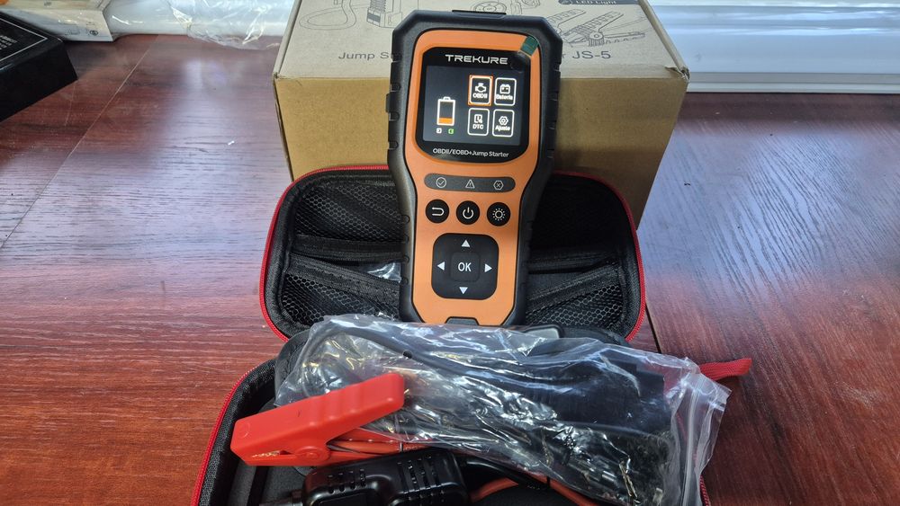 Jump Starter Стартов бустер за автомобили с вграден  ОБД2 и лед фенер