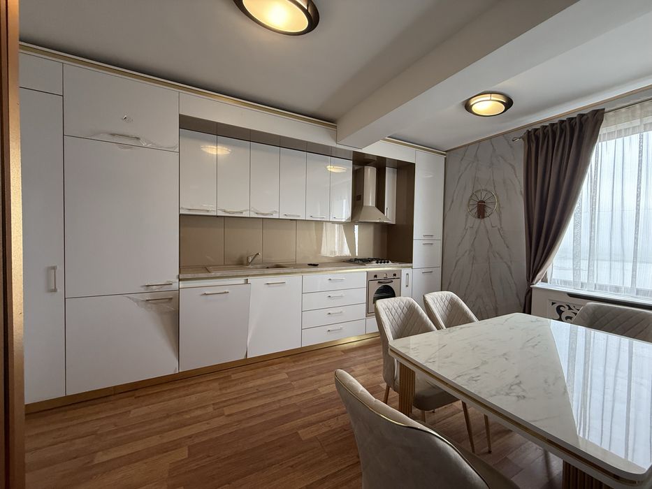 Inchiriez apartament cu 3 camerepe faleza
