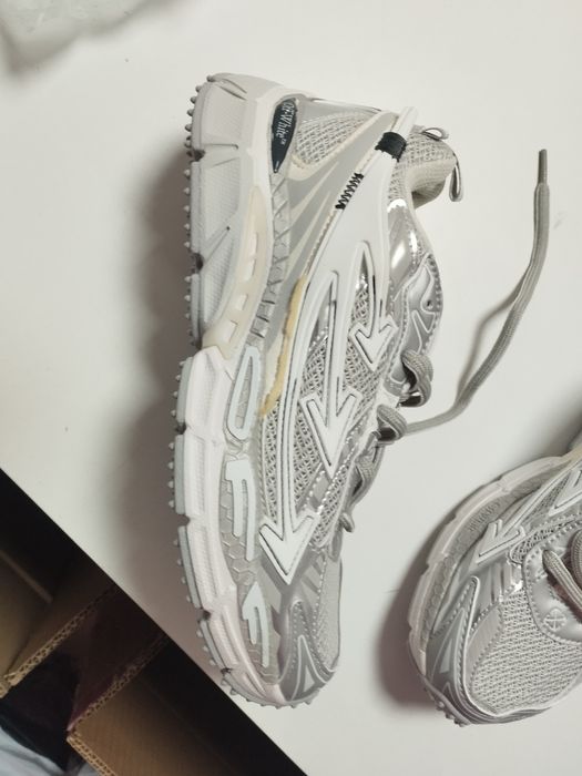 Спортивные кроссовки