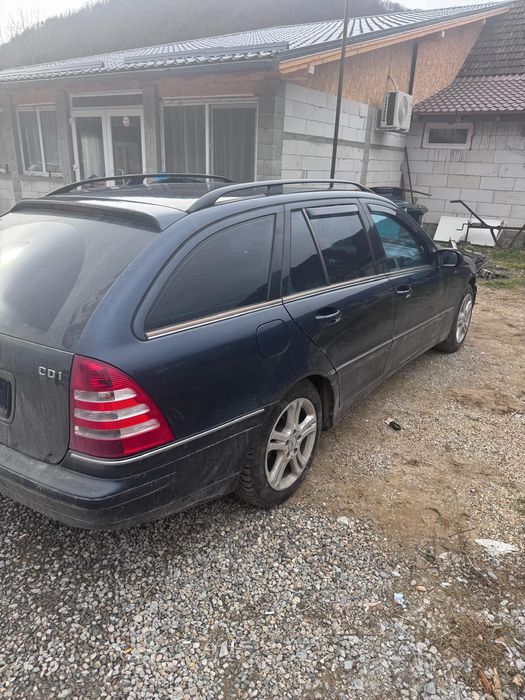 Vând sau dezmembrez