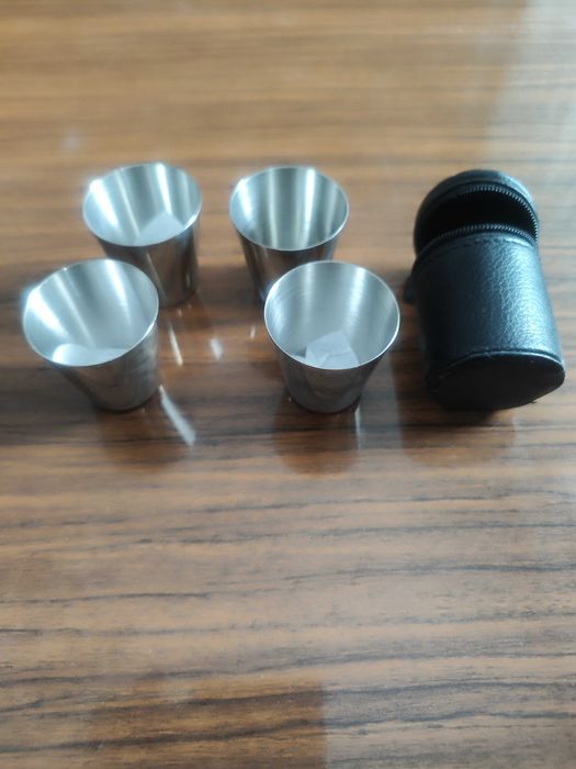 Джобна метална плоска бутилка и 4 чашки