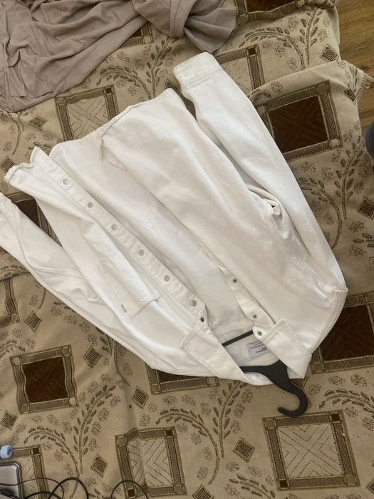 белая интересная куртка