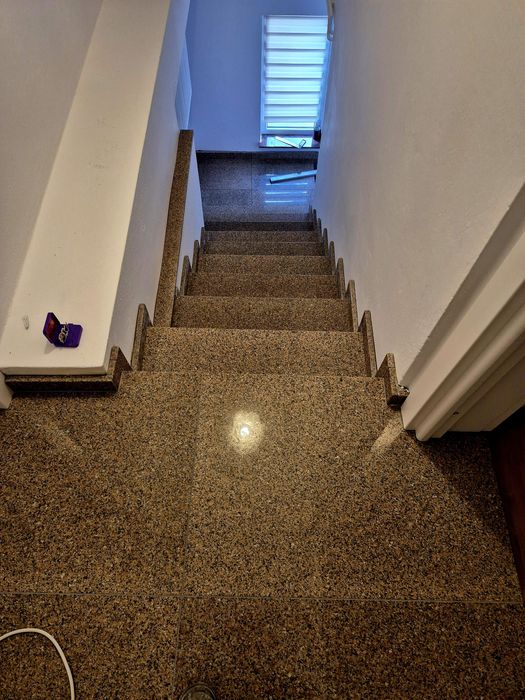 Vindem și Montăm Scări/Glafuri/Blaturi din Granit/Marmură