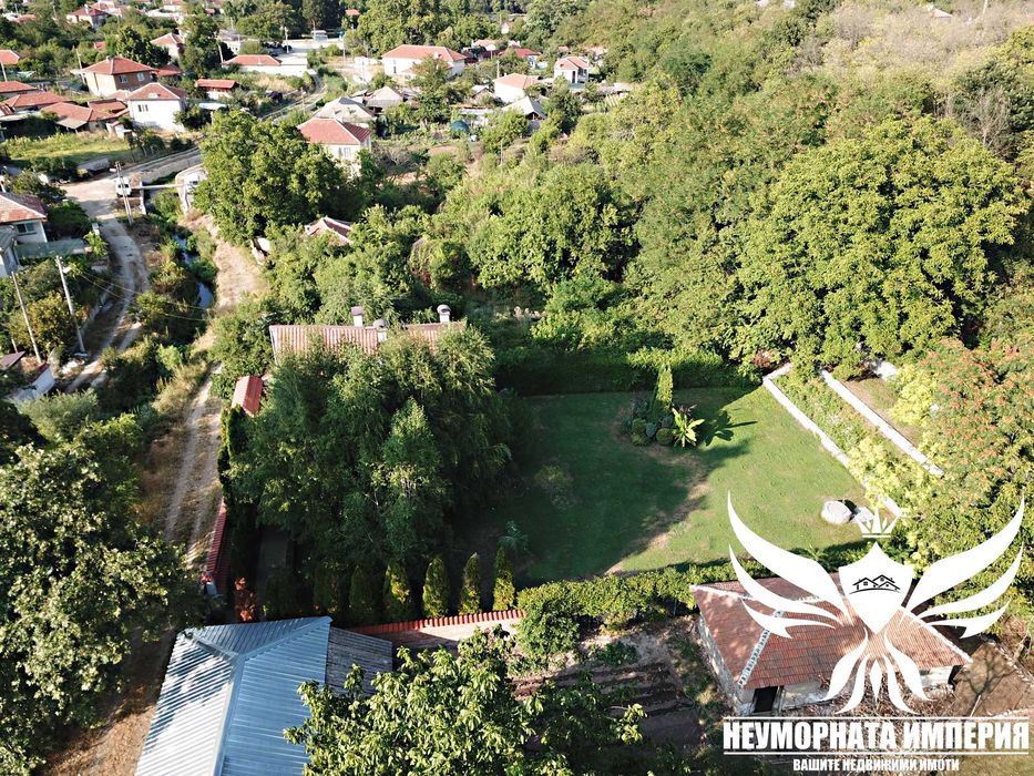 Двуетажна къща с гараж 300РЗП с 900кв. двор село Нови Извор