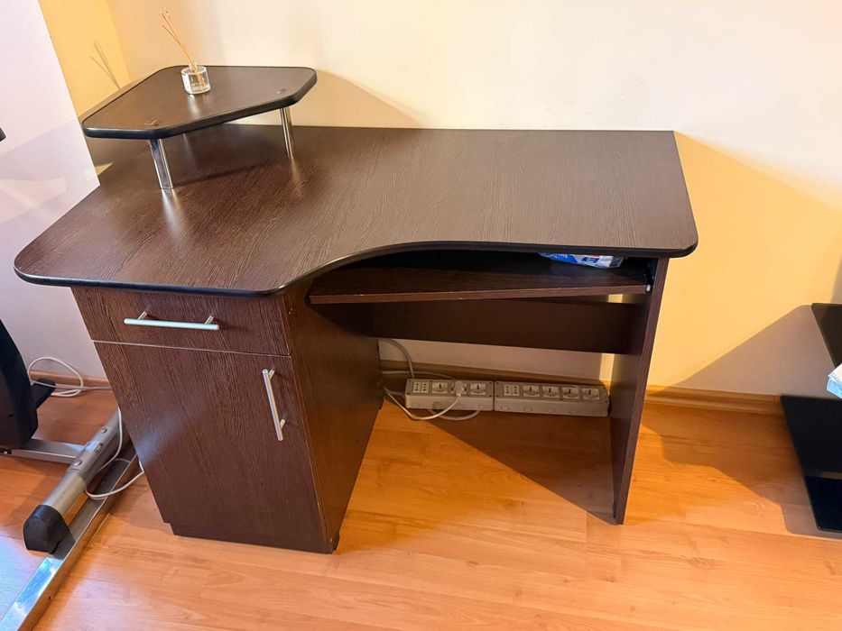 Set de 2 fotolii + o canapea ( extensibila ) alături de un birou